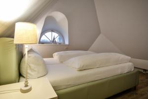 a bedroom with a king sized bed with a window at Duenenperle in Rantum