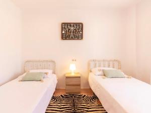 two twin beds in a room with a lamp at Casa Valentina in Dúrcal +37 photos
