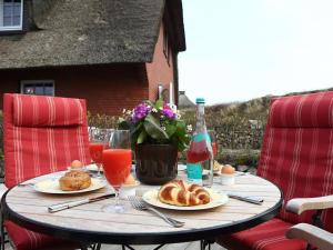 a table with plates of food and a bottle of wine at Oener Reet in Kampen