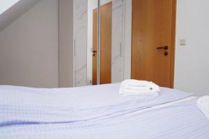 Tempat tidur dalam kamar di Yildirim Touristik Wohnung L&L 6