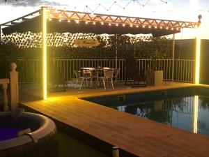 塞特尼的住宿－Finca La Rosalía，天井设有桌子和灯光,位于游泳池上