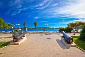 un parque con dos toboganes y el agua en Apartman Ivan Šibenik - Brodarica, en Brodarica