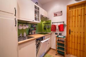 een kleine keuken met een wastafel en een koelkast bij [PRATO NEVOSO] Dépendance di montagna in Prato Nevoso