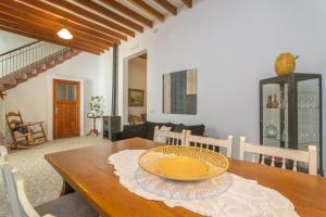 une salle à manger avec une table et une plaque jaune sur celle-ci dans l'établissement Ca Na Mandola, à Alaró