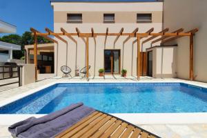 Bazén v ubytovaní Beautiful villa Lona with private pool near Pula alebo v jeho blízkosti