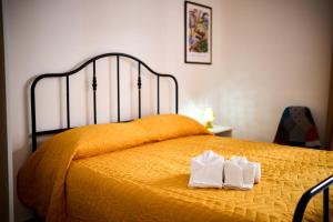 A bed or beds in a room at Mercede Rooms
