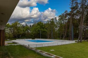 Bazén v ubytování DreamHouse Apartamenty Darłówko Nautic Park nebo v jeho okolí