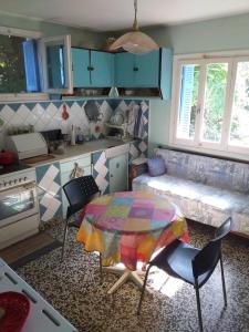 eine Küche mit einem Tisch und Stühlen im Zimmer in der Unterkunft Archontiko-Peraia-Thessaloniki-Airport in Peraia