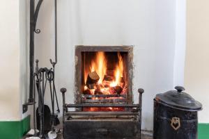 un forno di mattoni con un fuoco dentro di Glenaan Cottage a Cushendall