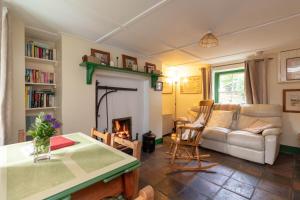 un soggiorno con divano e camino di Glenaan Cottage a Cushendall