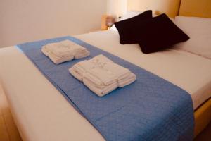 2 asciugamani posti sopra un letto di Villa San Lorenzo a Reitani