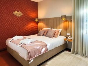 1 dormitorio con 1 cama con toallas en Quinta Dom Sapo - Agroturismo, en Viana do Castelo