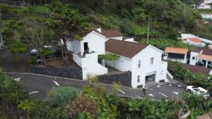 uma vista aérea de uma casa branca numa colina em Casa Do Avô Faidoca em Calheta de Nesquim