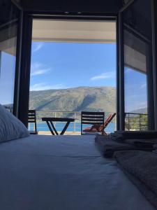 1 dormitorio con cama y vistas al océano en Ocean views, en Plataria