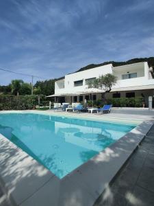 Natur Hotel Tanca في كارديدو: مسبح كبير امام المنزل