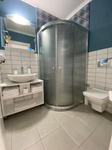 ウルラにあるBurla Hanのバスルーム(シャワー、洗面台、トイレ付)