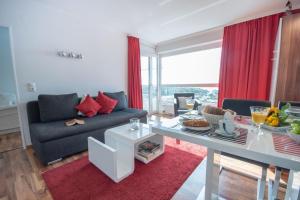ein Wohnzimmer mit einem Sofa und einem Tisch in der Unterkunft Frische Brise 11.06 in Cuxhaven