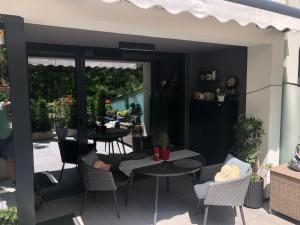 En restaurant eller et andet spisested på Sea Garden Apartment