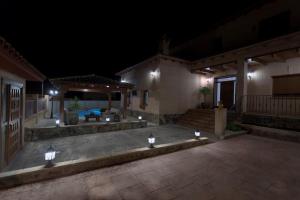 een huis 's nachts met verlichting op de patio bij Cigarral los Segadores in Casarrubios del Monte