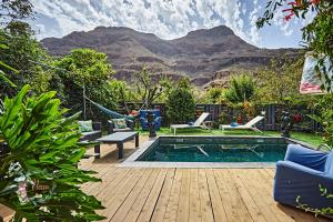 patio trasero con piscina y vistas a las montañas en Fataga finca private with pool, en Maspalomas