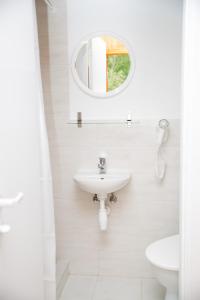 Gallery image of Mėlynojo karpio barža in Kintai