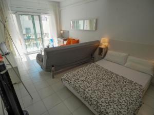 Posteľ alebo postele v izbe v ubytovaní Ferdinand Apartment by Hello Homes Sitges