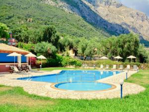 une piscine avec une montagne en arrière-plan dans l'établissement Barbati Blu & Verde Beach Houses with pool by DadoVillas, à Barbati