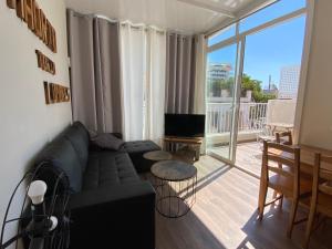 Ein Sitzbereich in der Unterkunft Apartamentos San Miguel