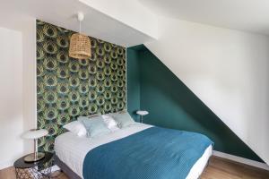 a bedroom with a blue bed and a green wall at Green Lodge - Piscine chauffée et grand Jardin à proximité des Plages de Pléneuf Val-André in Saint-Alban +16 photos