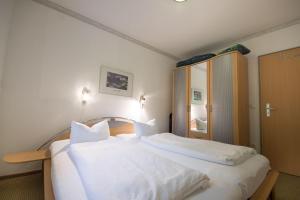 庫克斯港的住宿－Am-Swatten-Diek-36-FeWo-2，一张大白色的床,位于酒店客房内