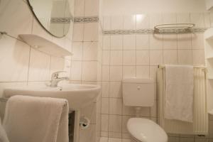 庫克斯港的住宿－Am-Swatten-Diek-36-FeWo-2，白色的浴室设有卫生间和水槽。
