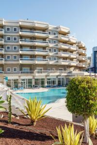 un gran edificio de apartamentos con una gran piscina en Alua Atlantico Golf - All Inclusive, en San Miguel de Abona
