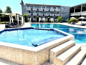 een groot zwembad voor een gebouw bij Kornilios Palace in Anchialos