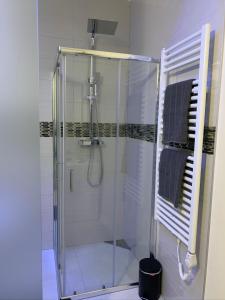 eine Dusche mit einer Glasduschkabine im Bad in der Unterkunft EXECUTIVE DOUBLE ROOM WITH EN-SUITE IN GUEST HOUSE CITY CENTRE r4 in Luxemburg (Stadt)
