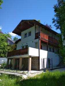 ein weißes Gebäude mit Balkon darüber in der Unterkunft 4 Sowy in Szczawnica