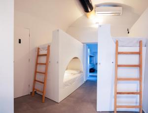 Katil atau katil-katil dalam bilik di Central Hostel Oia