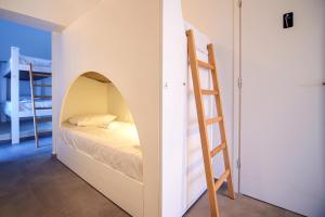 Katil atau katil-katil dalam bilik di Central Hostel Oia