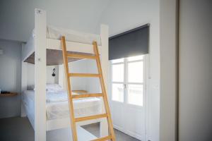 Katil dua tingkat atau katil-katil dua tingkat dalam bilik di Central Hostel Oia