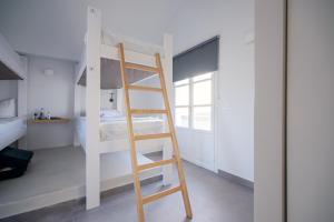 Katil atau katil-katil dalam bilik di Central Hostel Oia