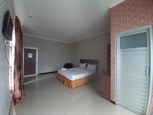 Ένα ή περισσότερα κρεβάτια σε δωμάτιο στο RedDoorz Syariah at Jalan Pramuka