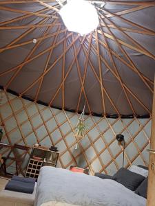 a room with a bed in a yurt at L'échappée au jardin, yourte bucolique in Godinne