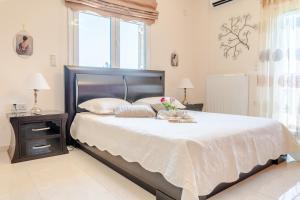 Кровать или кровати в номере Villa Paris with Rooftop & Jacuzzi +40 фотографий