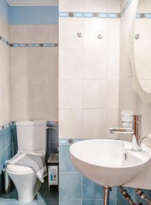 Ванна кімната в Villa Paris with Rooftop & Jacuzzi