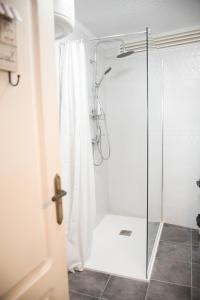 baño con ducha y puerta de cristal en SUNSET HOME wifi, en Los Realejos