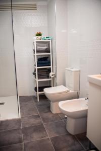 een badkamer met een toilet en een wastafel bij SUNSET HOME wifi in Los Realejos