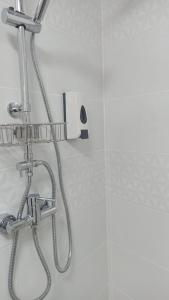 een douche met een douchekop in de badkamer bij SUNSET HOME wifi in Los Realejos