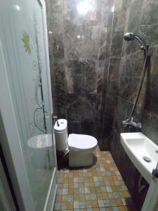 y baño con aseo y lavamanos. en Near Grosir Stono 2, en Pekalongan