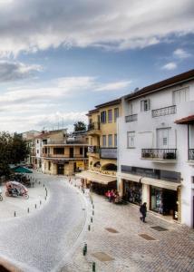 eine leere Straße in einer Stadt mit Gebäuden in der Unterkunft Alkisti City Hotel in Larnaka