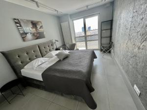 Un pat sau paturi într-o cameră la Platinum Towers Central Apartments
