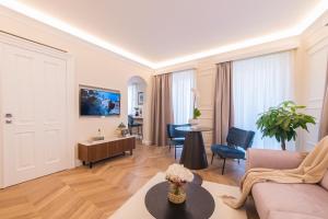 Televízia a/alebo spoločenská miestnosť v ubytovaní Naxi Suites